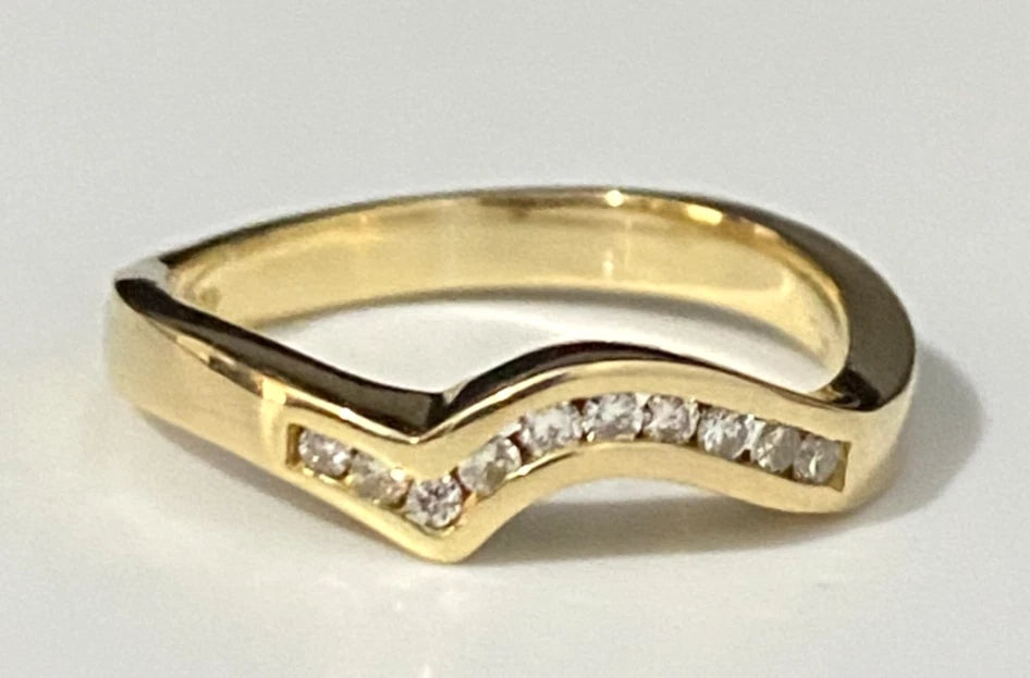 18K Yellow Gold & Diamond Curved Wedding Band Ring Size L - 5 7/8