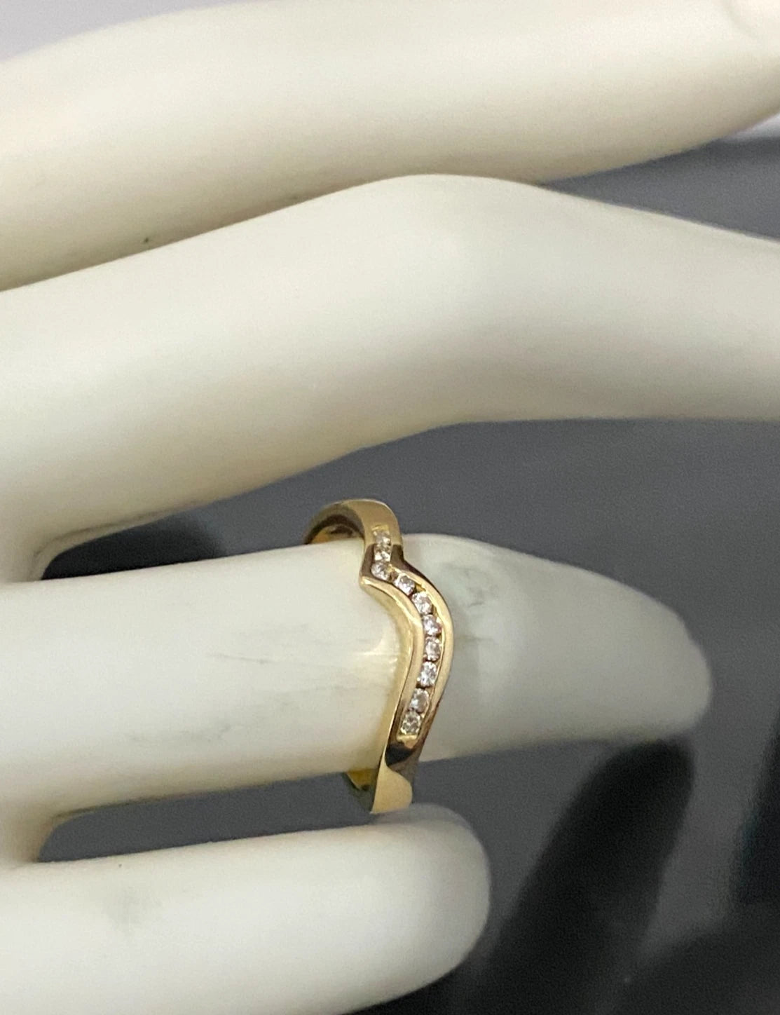 18K Yellow Gold & Diamond Curved Wedding Band Ring Size L - 5 7/8
