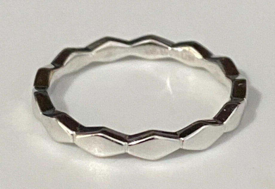 18K White Gold Geometric Shaped Band Ring Size K - 5 1/8