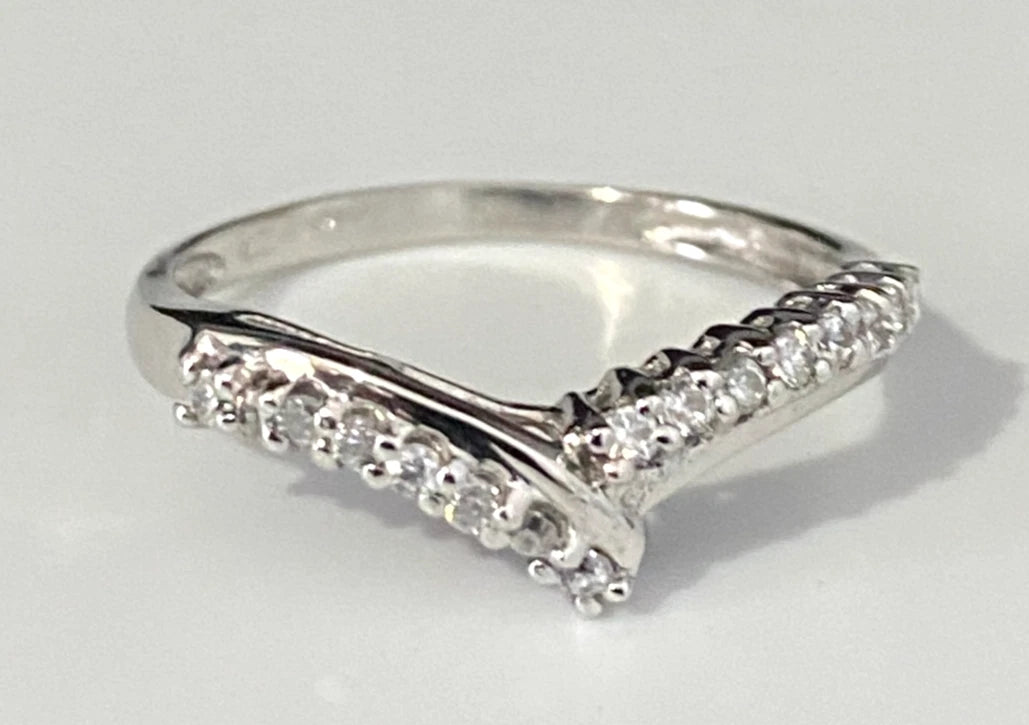9K White Gold & CZ Curved Wedding Band Ring Size R - 8 7/8