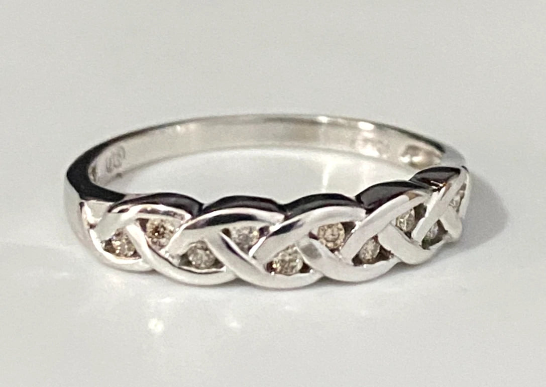 9K White Gold & Diamond Celtic Knot Design Band Ring Size O - 7 1/4