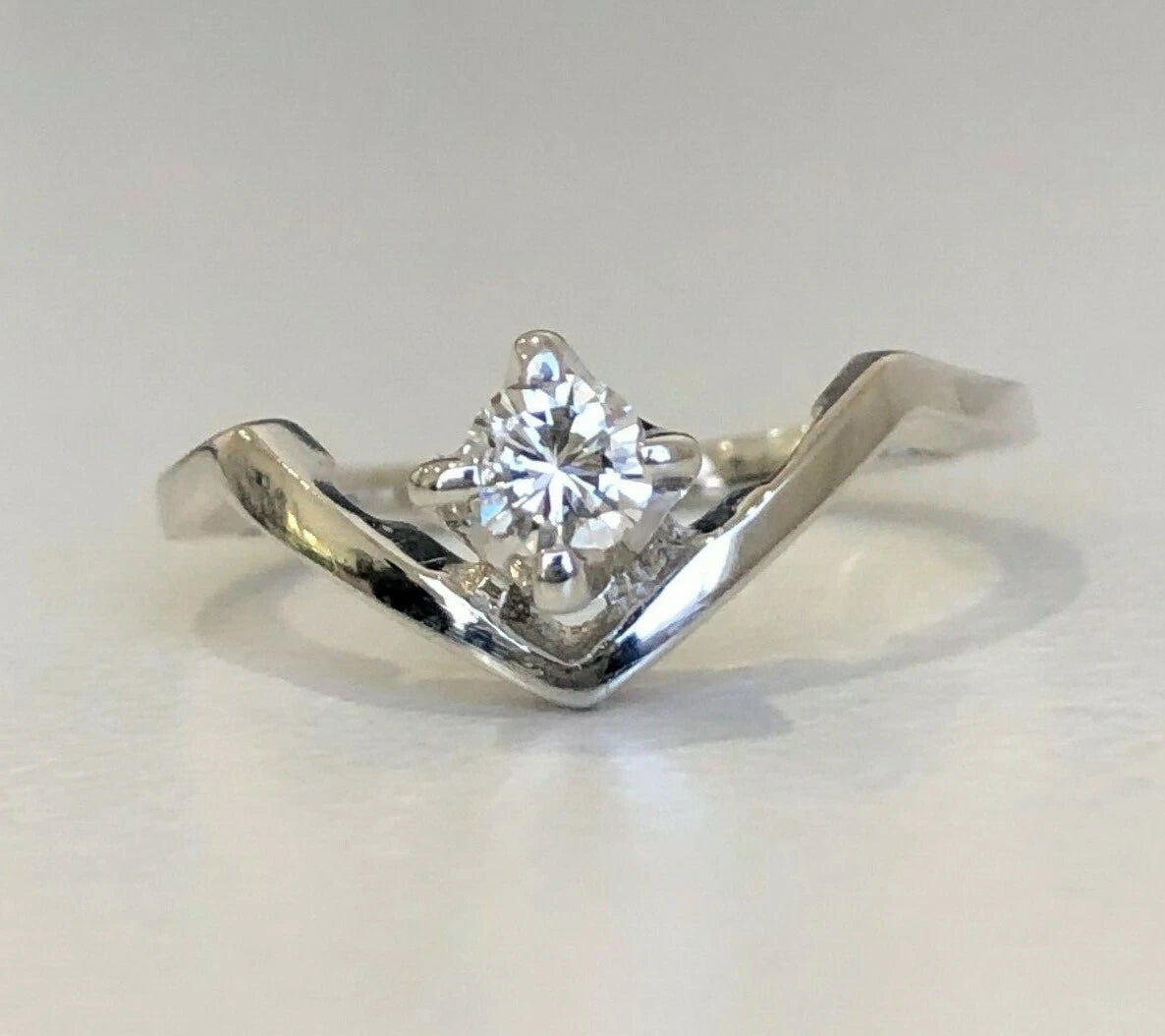 14K White Gold & 0.21CT Diamond Solitaire Curve Ring Size L - 5 1/2