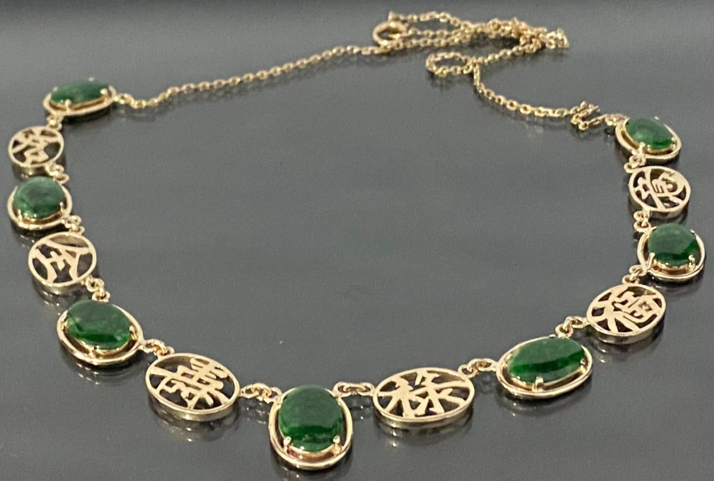 Vintage 14K Yellow Gold and Green Jade Necklace 45cm Long