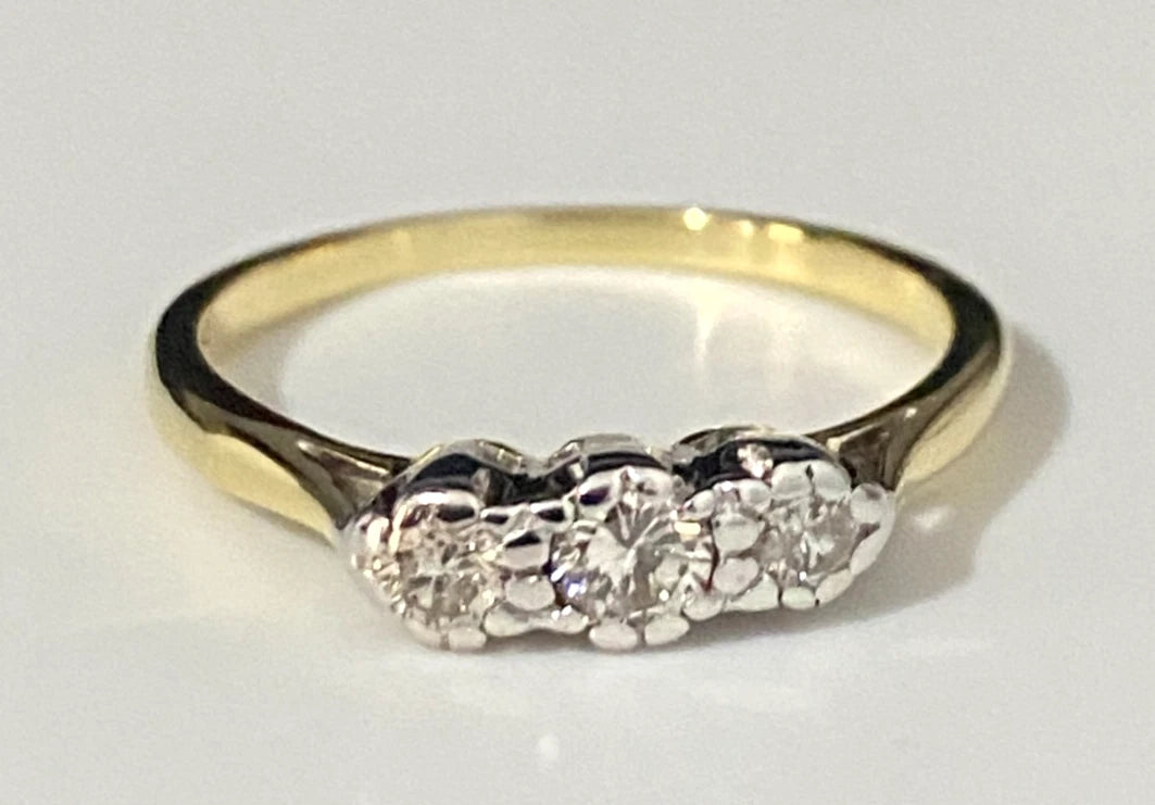Vintage 18K Yellow Gold & 0.20CT Diamond Three Stone Ring Size K - 5 3/8