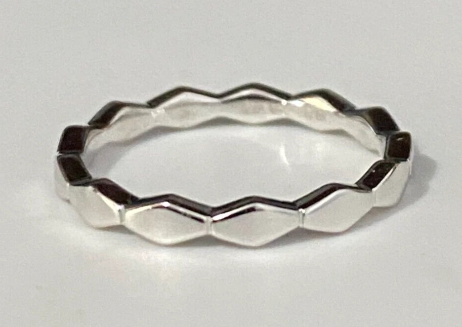 18K White Gold Geometric Shaped Band Ring Size K - 5 1/8