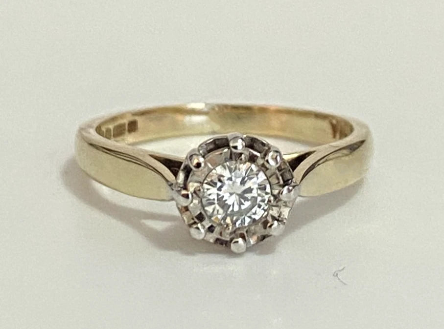 9K Yellow Gold & Diamond Solitaire Illusion Set Ring Size I 1/2 (US 4.5)