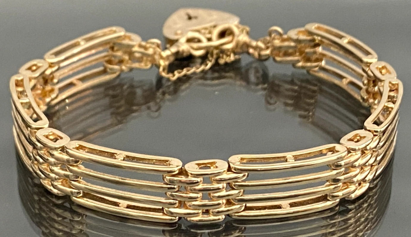 9K Yellow Gold Gate Bracelet with a Heart-shaped Padlock Clasp