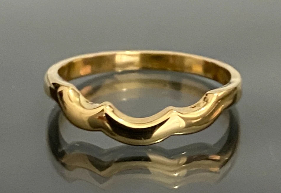 18ct Yellow Gold Shaped Curved Wedding Band – Size O (US 7.15)