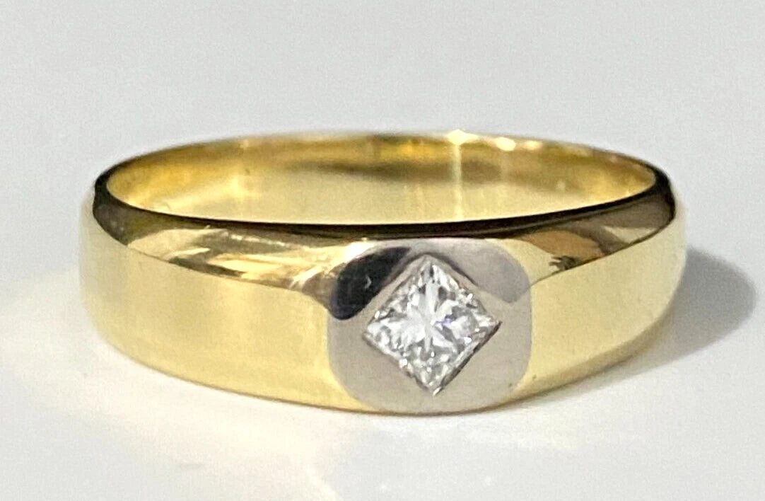 18K Yellow Gold & Princess Cut Diamond Ring Size Q 1/2 - 8 1/4