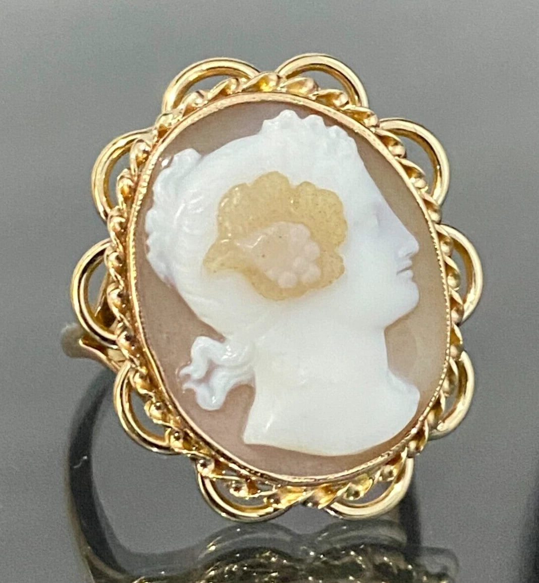 9K Yellow Gold & Carved Hardstone Cameo Ring Size S - 9 1/8