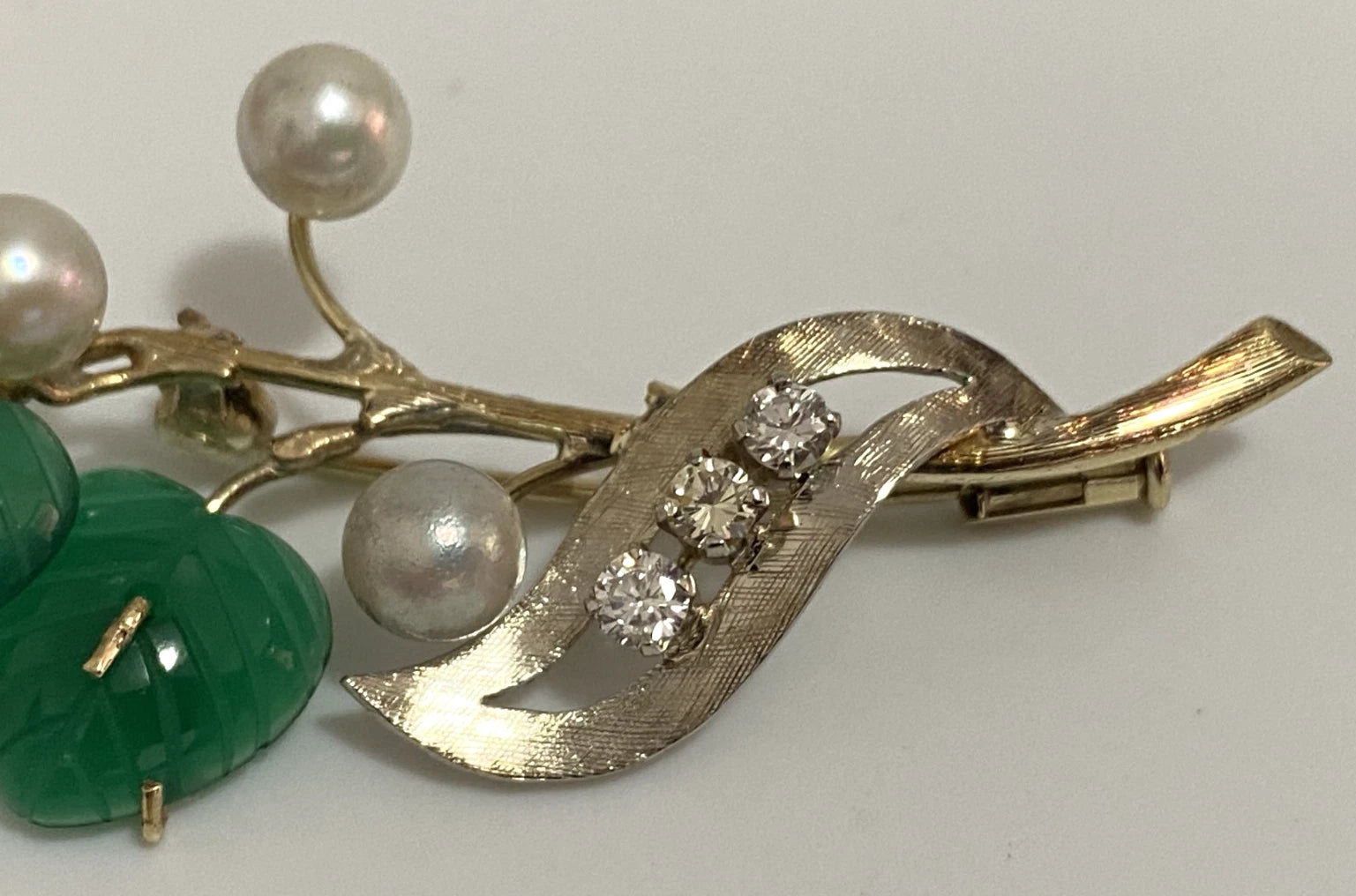Vintage 14K Yellow Gold Chalcedony leaves Pearl Diamond Brooch 50cm Long