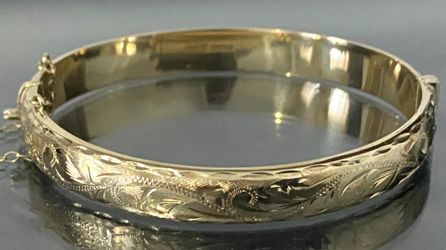 English 9K Yellow Gold Engraved Hinged Bangle