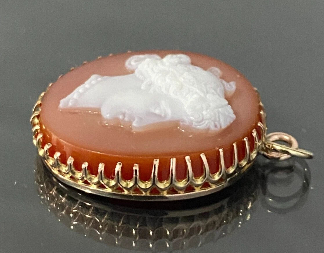 An Early 9K Rose Gold & Carved Agate Cameo Pendant 35.0mm High