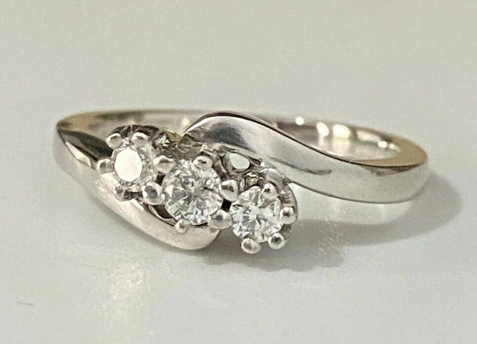 18K White Gold & 0.25CT Diamond Crossover Ring Size J 1/2 - 5