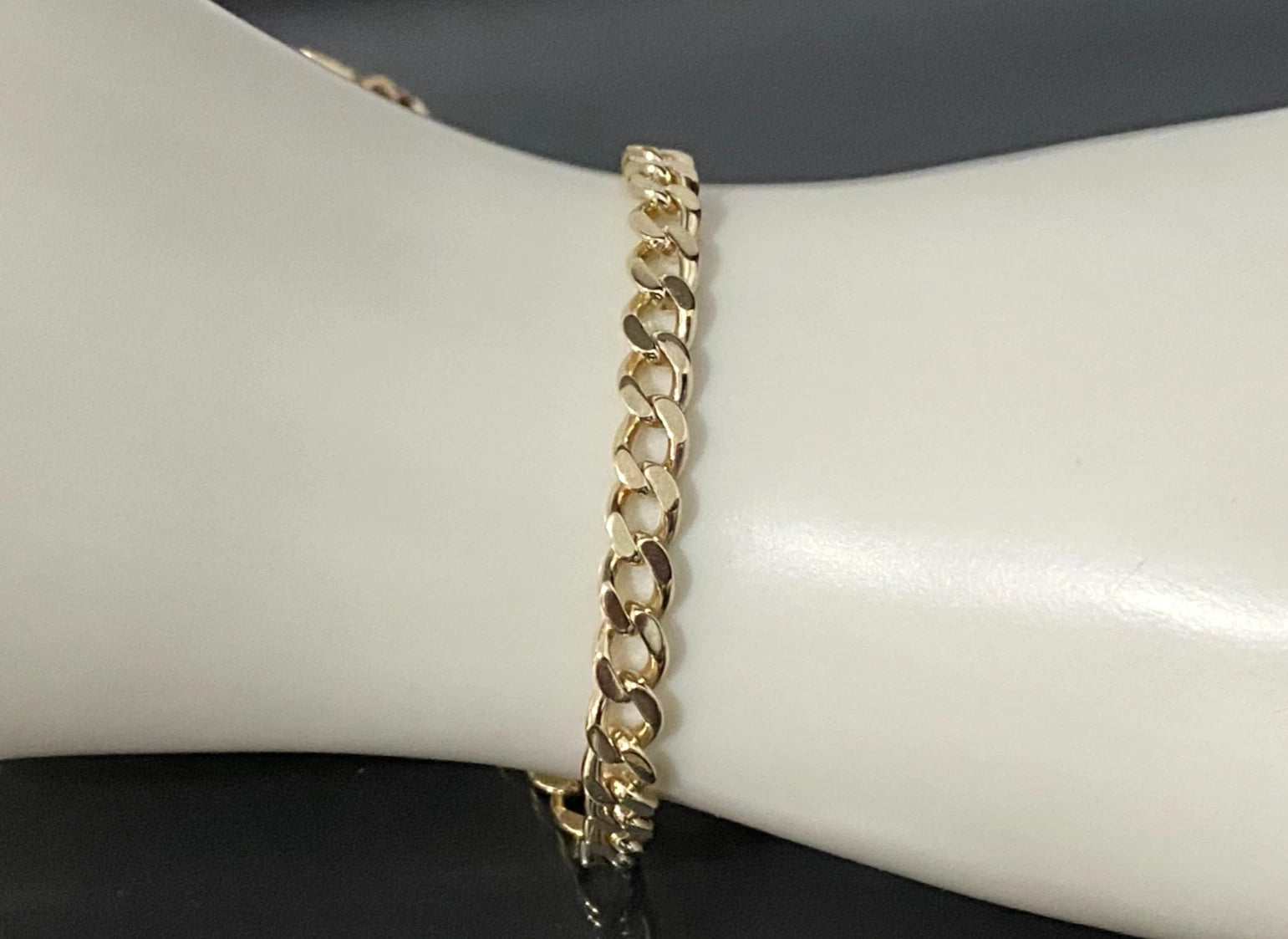 9K Yellow Gold Curb Link Bracelet 21cm Long