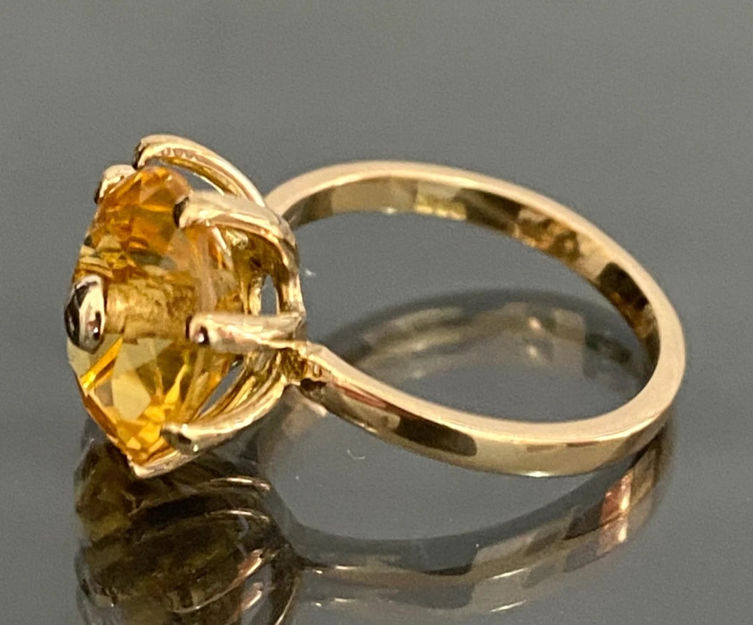 18K Yellow Gold & Orange Stone Set Ring Size M (US 6.15)