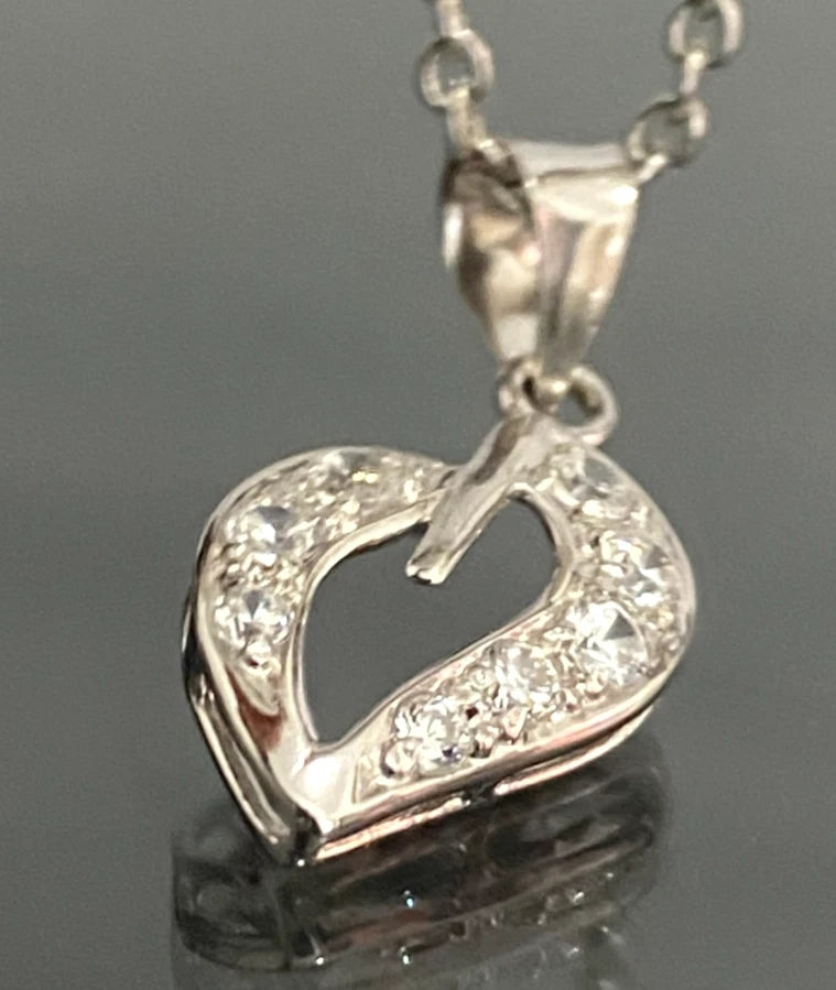 18K White Gold & Cubic Zirconia Heart Pendant 23.0mm High