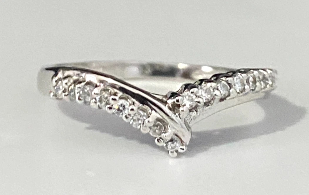 9K White Gold & CZ Curved Wedding Band Ring Size R - 8 7/8