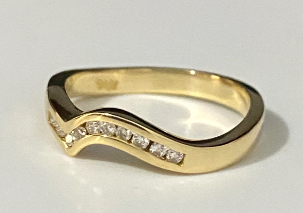 18K Yellow Gold & Diamond Curved Wedding Band Ring Size L - 5 7/8