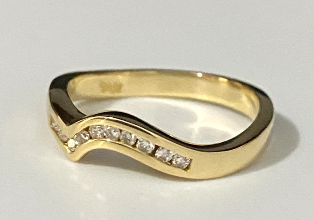 18K Yellow Gold & Diamond Curved Wedding Band Ring Size L - 5 7/8