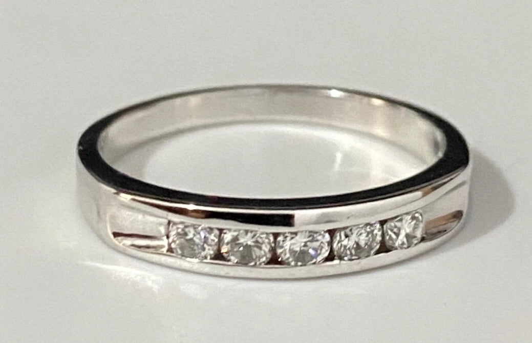 18K White Gold & 0.30CT Diamond Channel Set Ring Size M 1/2 - 6 1/4