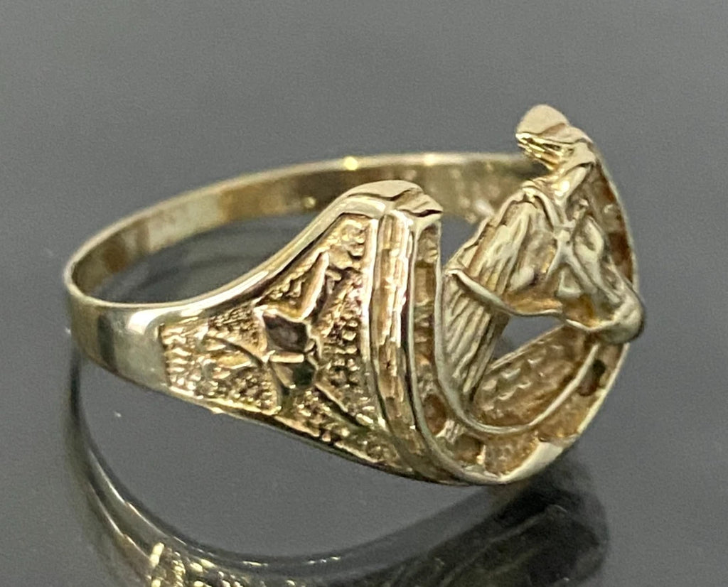 9K Yellow Gold Horse & Horseshoe Ring Size T - 10