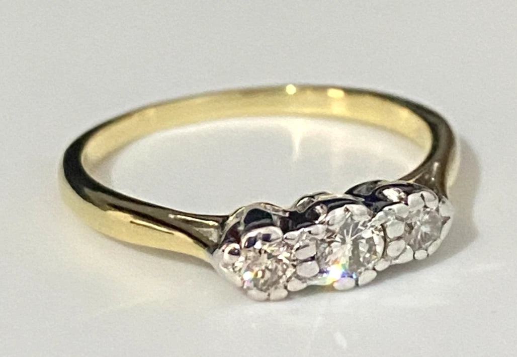 Vintage 18K Yellow Gold & 0.20CT Diamond Three Stone Ring Size K - 5 3/8