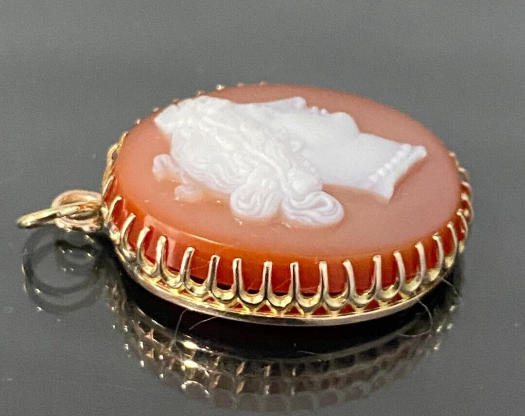 An Early 9K Rose Gold & Carved Agate Cameo Pendant 35.0mm High