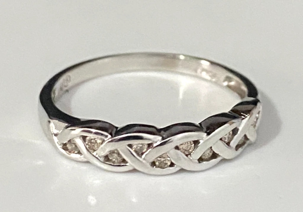 9K White Gold & Diamond Celtic Knot Design Band Ring Size O - 7 1/4