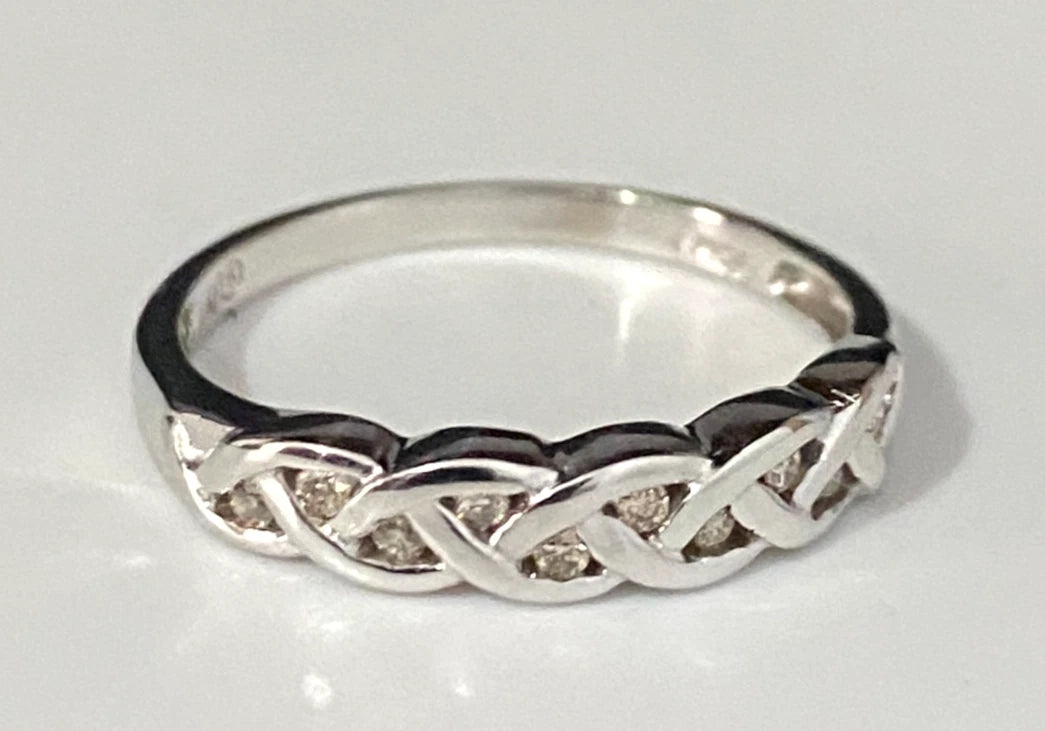 9K White Gold & Diamond Celtic Knot Design Band Ring Size O - 7 1/4