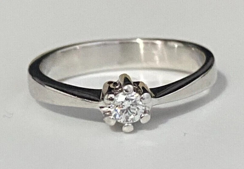 18K White Gold & Diamond Solitaire Ring Size J 1/2 - 5