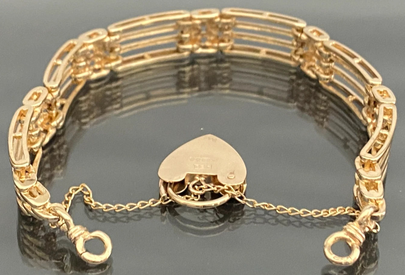 9K Yellow Gold Gate Bracelet with a Heart-shaped Padlock Clasp