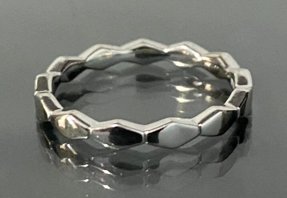 18K White Gold Geometric Shaped Band Ring Size K - 5 1/8