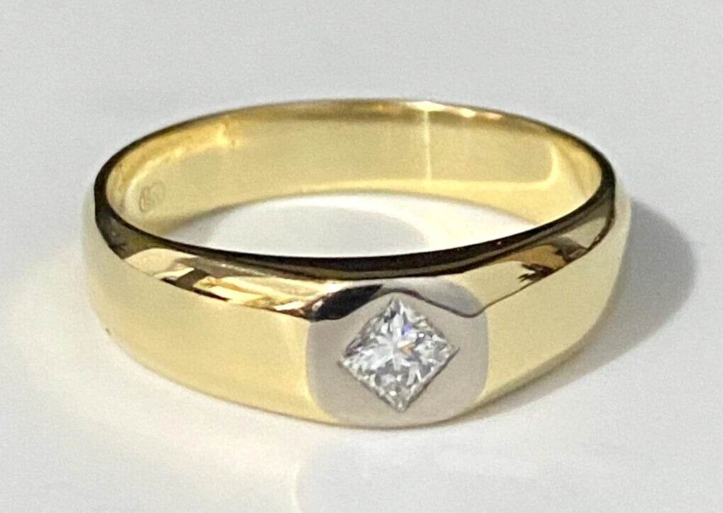18K Yellow Gold & Princess Cut Diamond Ring Size Q 1/2 - 8 1/4