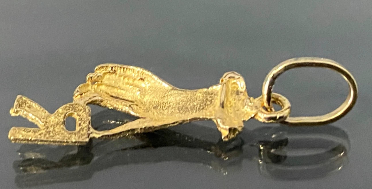 18ct Yellow Gold " R " Initial Hand Pendant 31.50mm high