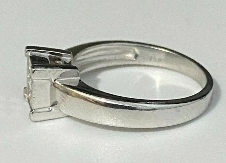 18K White Gold & 0.25CT Princess Cut Diamond Ring Size J - 4 5/8