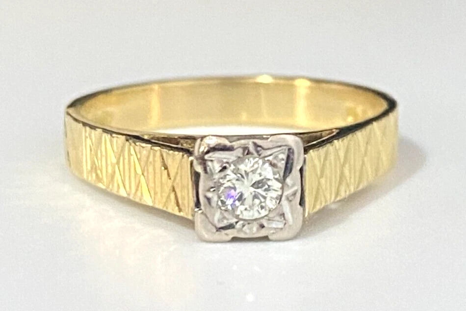 18K Yellow Gold & Diamond Solitaire Illusion Set Ring Size L 1/2 - 5 7/8