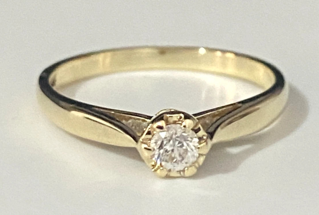 9K Yellow Gold & 0.15CT Diamond Illusion Set Solitaire Ring Size L 1/2 - 6