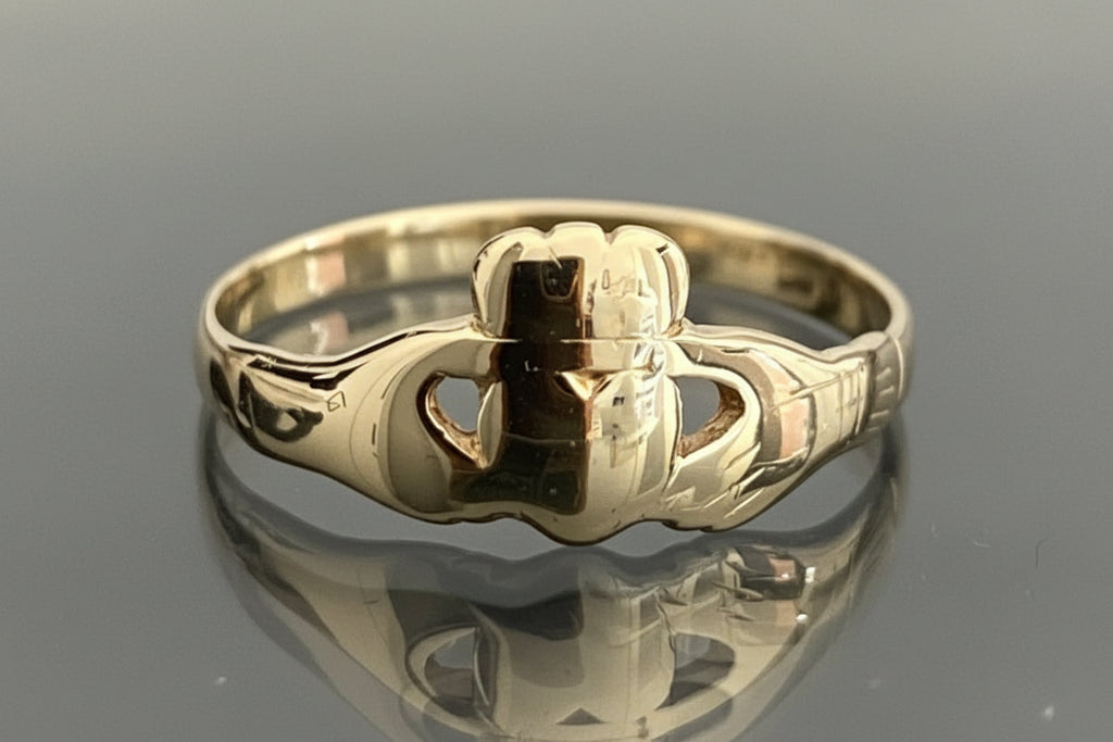 Vintage 9K Yellow Gold Traditional Claddagh Ring Size S (US 9.25)