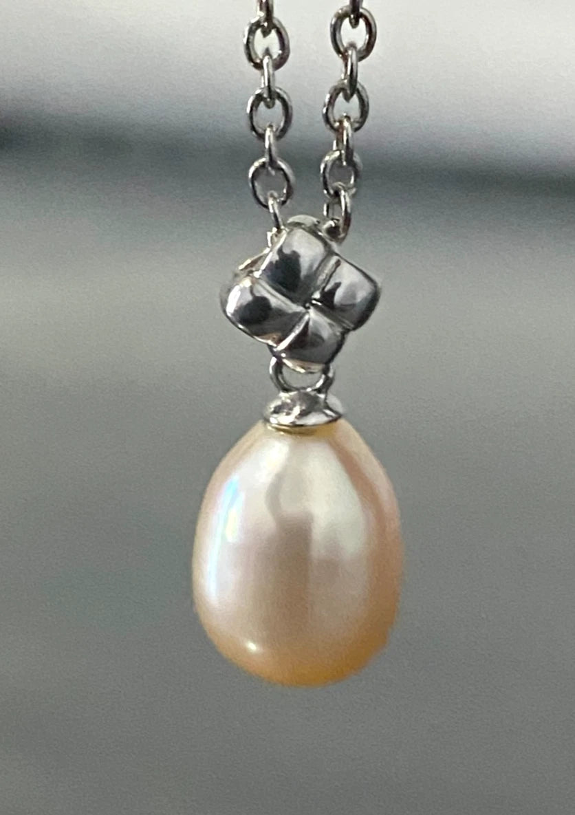 9K White Gold & Cultured Pearl Pendant 18.50mm High