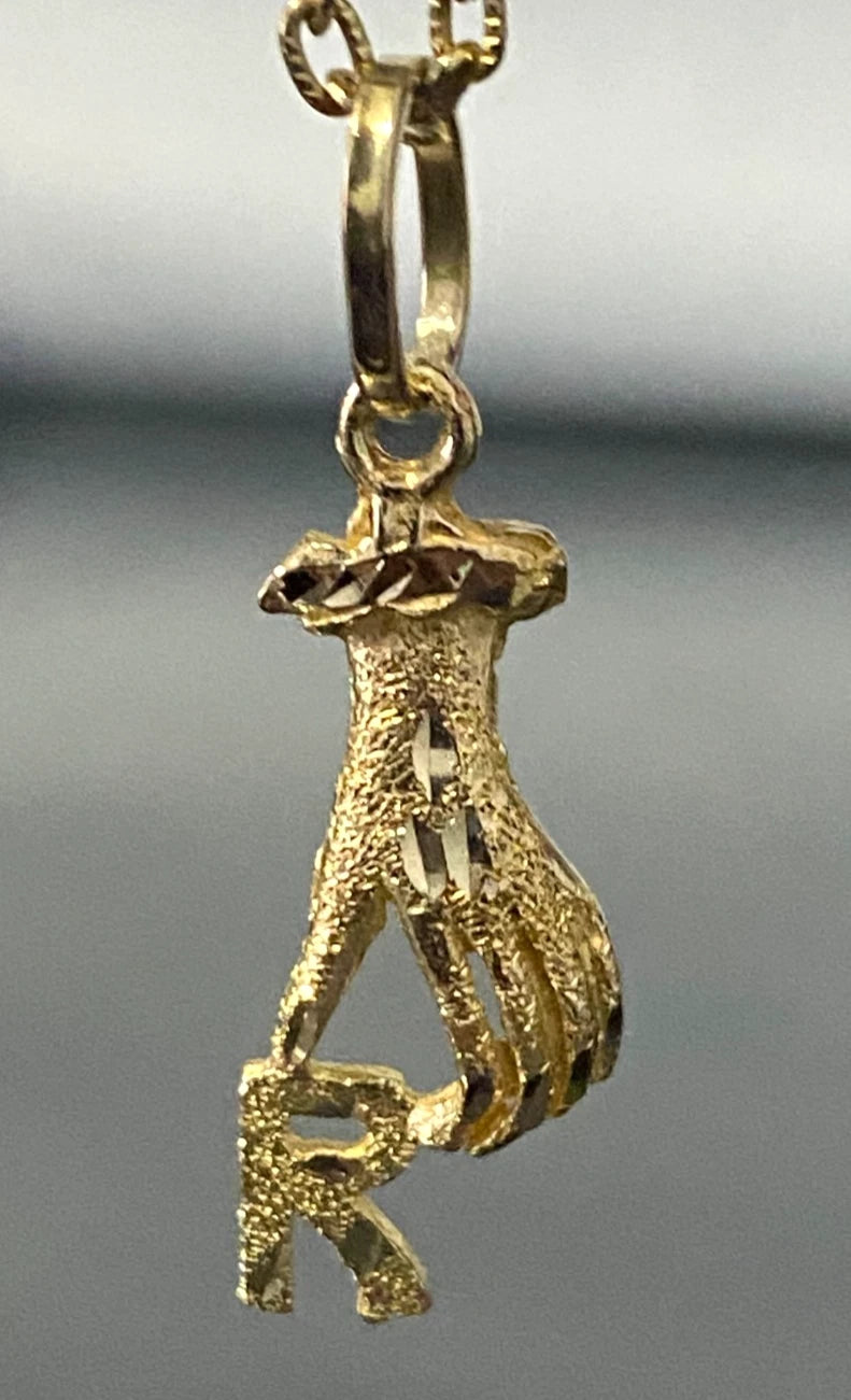 18ct Yellow Gold " R " Initial Hand Pendant 31.50mm high