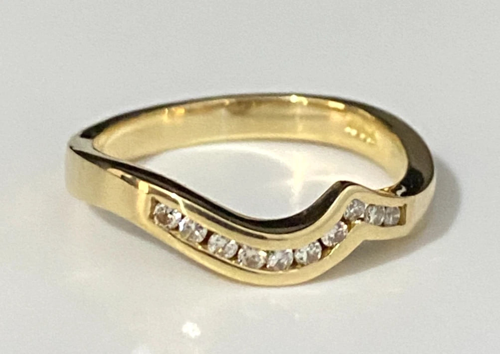 18K Yellow Gold & Diamond Curved Wedding Band Ring Size L - 5 7/8