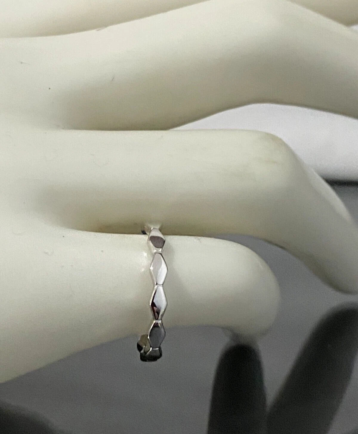 18K White Gold Geometric Shaped Band Ring Size K - 5 1/8