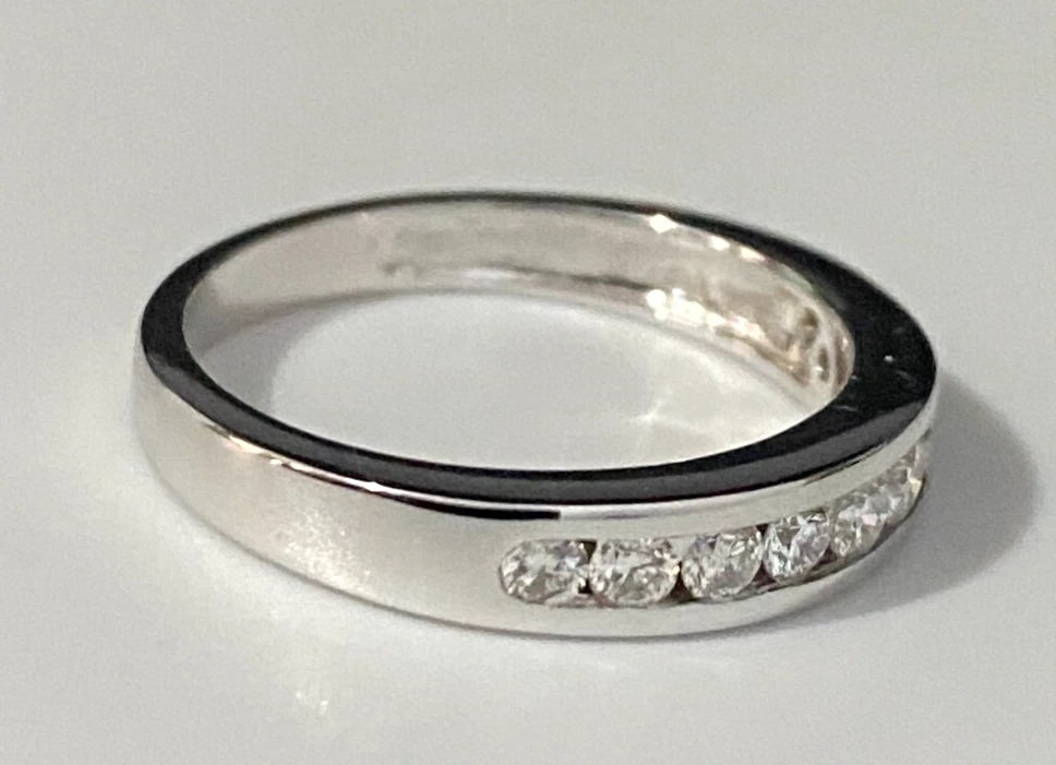 18K White Gold & 0.33CT Diamond Channel Set Ring Size J - 4 3/4