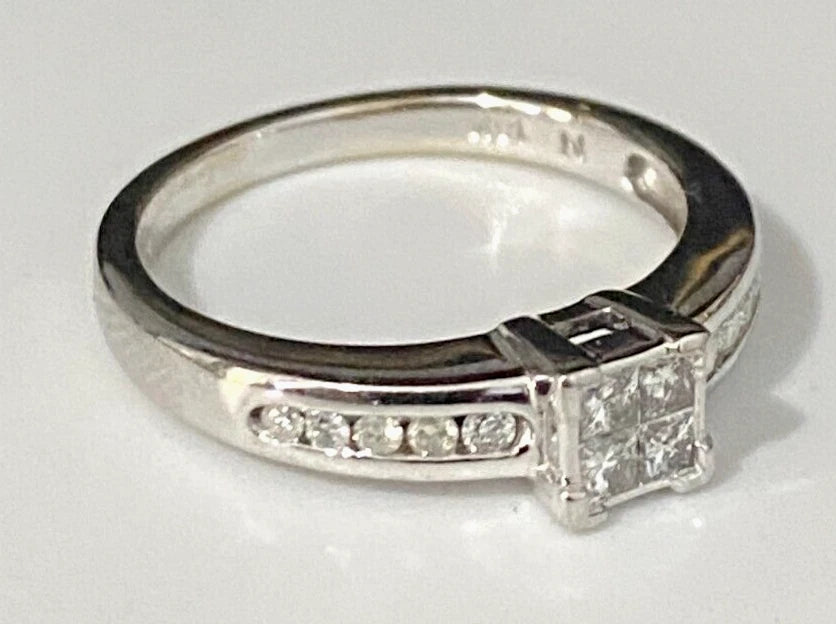18K White Gold & 0.25CT Princess Cut Diamond Engagement Ring Size J - 4 5/8