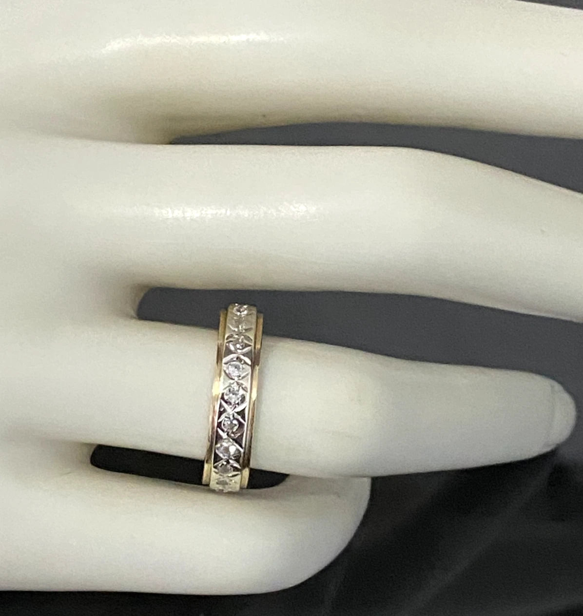 Vintage 9K Gold & Cubic Zirconia Engraved Wedding Band Ring Size M 1/2 - 6 1/2