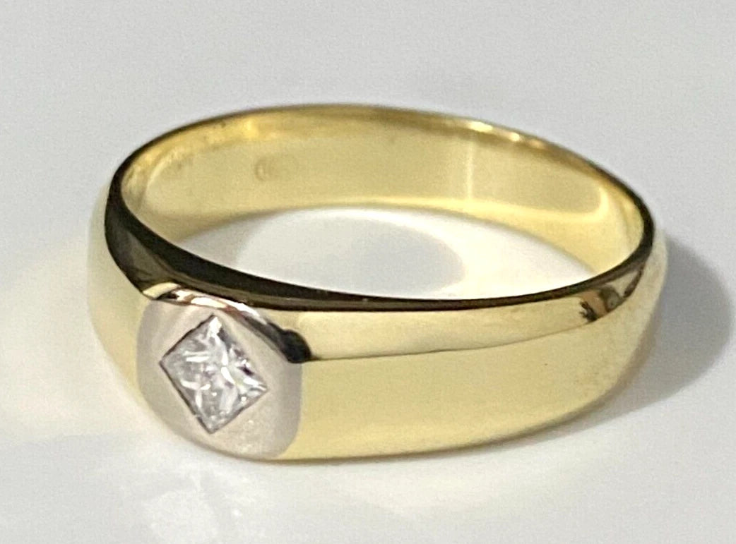 18K Yellow Gold & Princess Cut Diamond Ring Size Q 1/2 - 8 1/4