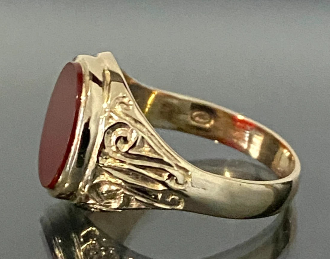 1970's 9K Yellow Gold & Carnelian Scroll Shoulder Signet Ring Size Q - 8 1/4