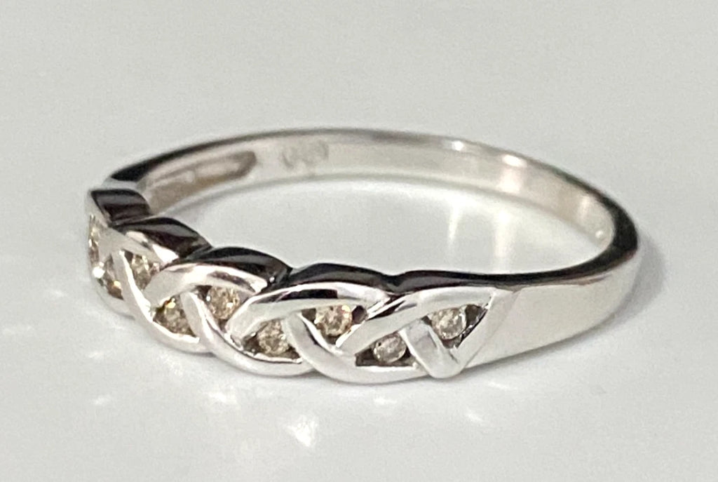 9K White Gold & Diamond Celtic Knot Design Band Ring Size O - 7 1/4