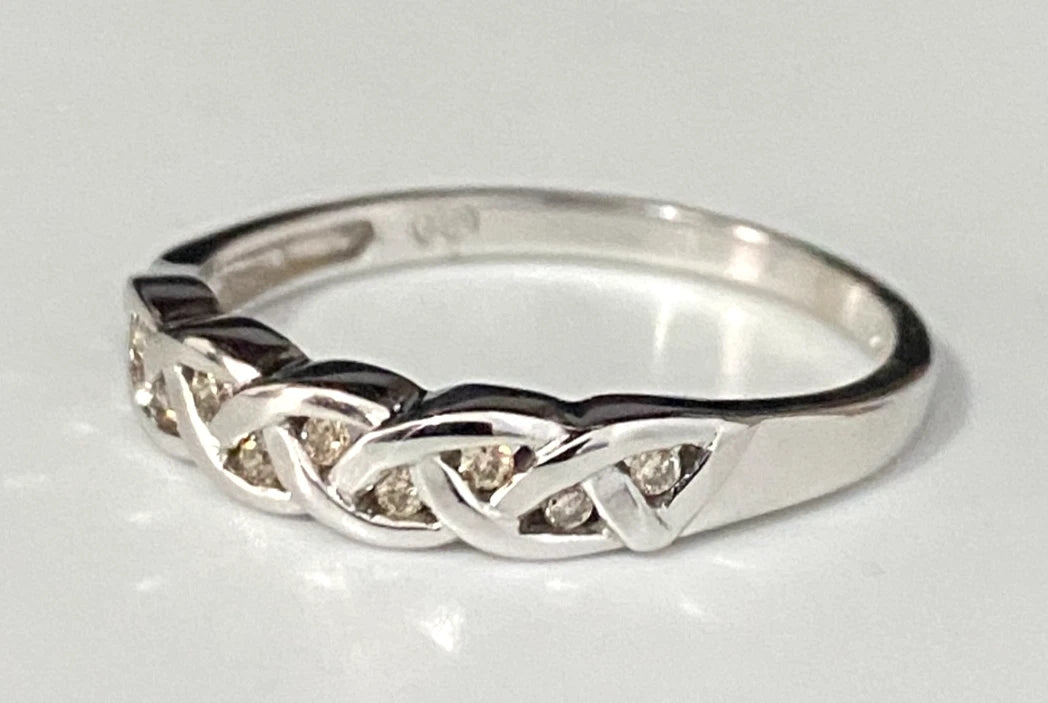 9K White Gold & Diamond Celtic Knot Design Band Ring Size O - 7 1/4
